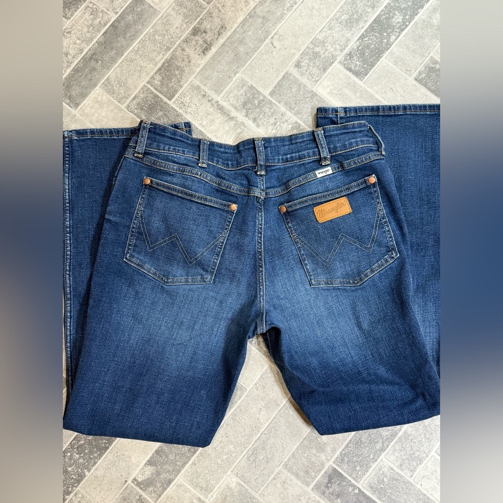 Women’s Wrangler low rise bootcut jeans